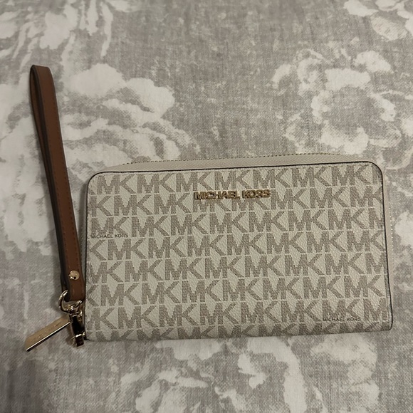 NWOT Michael Kors‎ White Patterned Wallet - Picture 1 of 3